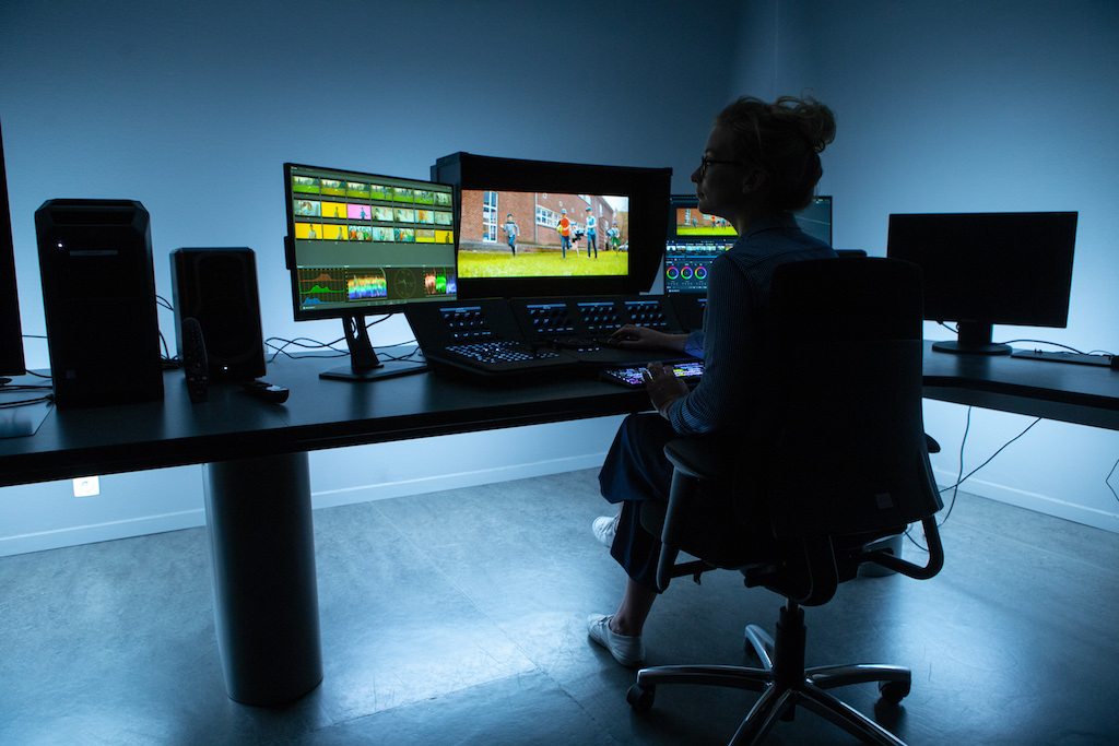 computer con davinci resolve durante post produzione